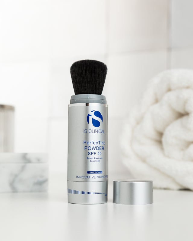 iS Clinical PerfecTint Powder SPF 40 - Deep